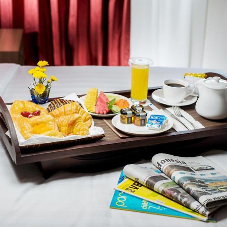 Blue Sky Hotel Petamburan Джакарта Екстер'єр фото
