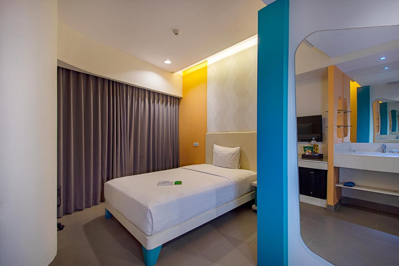Blue Sky Hotel Petamburan Джакарта Екстер'єр фото